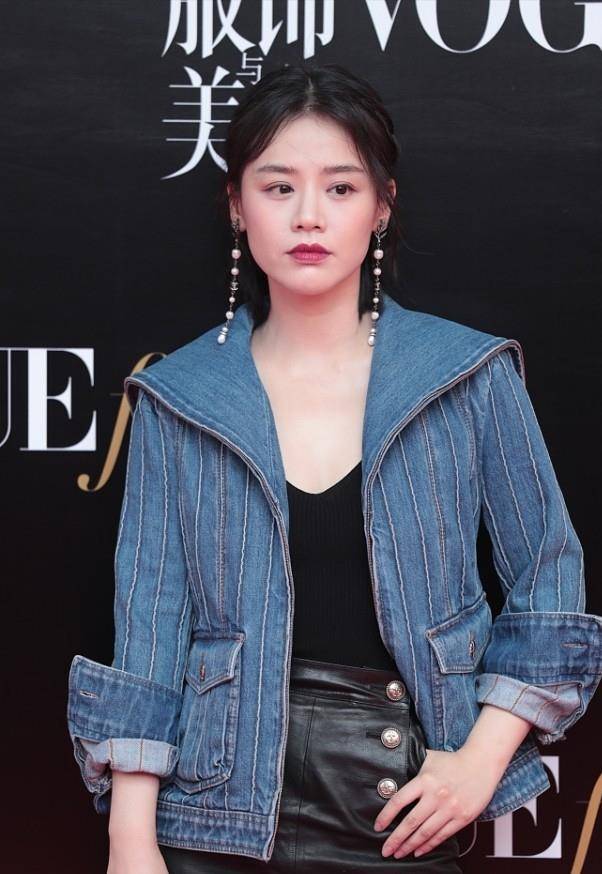 服装|马思纯的长相真挺“纯”，一身牛仔外套好时尚，帅气与女人味并存