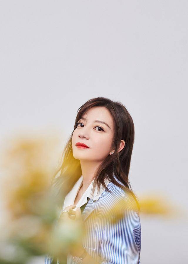 赵薇|赵薇穿西装登封面，复古大片上演红唇诱惑，40岁女人这样穿很美艳