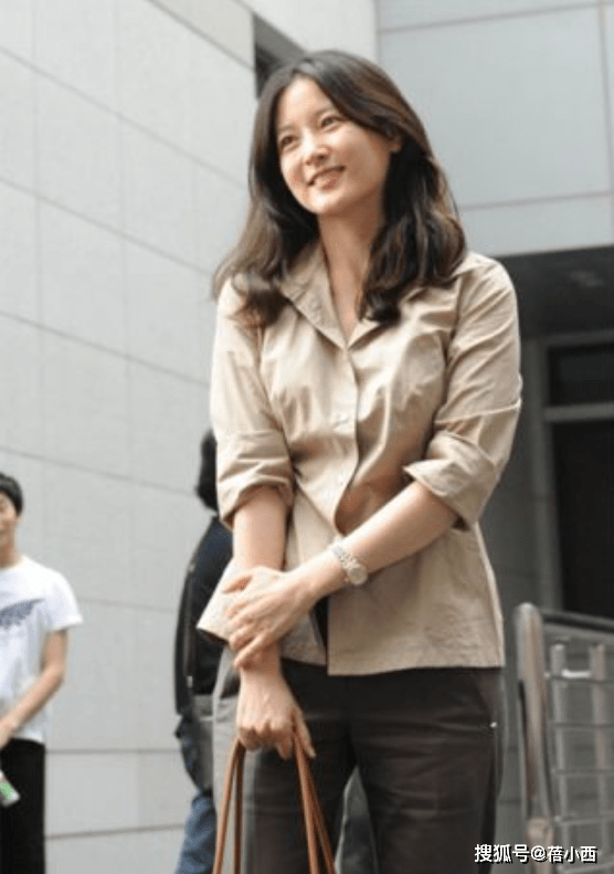 显得|“李英爱”根本无需刻意打扮,简单穿衬衫配锥形裤,就自带高级感