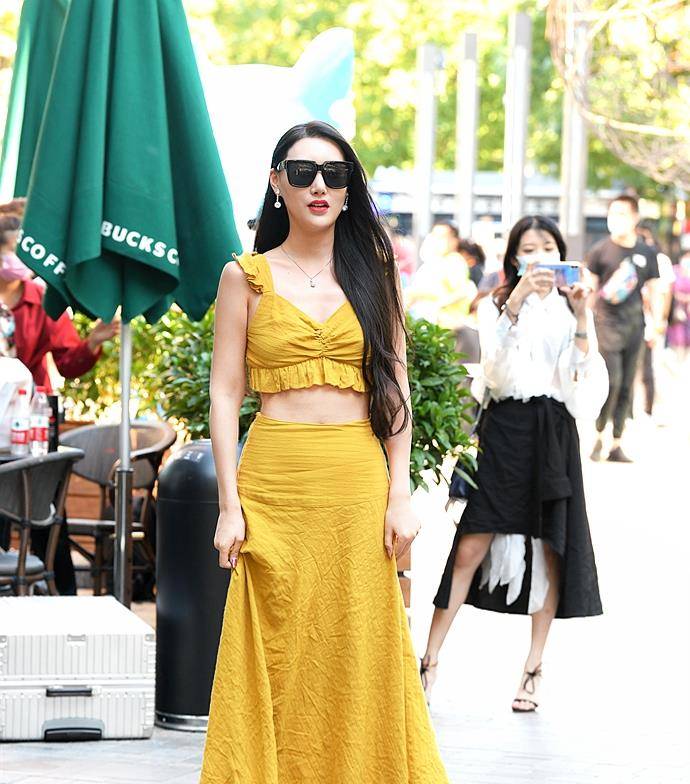 样式|雷同和撞衫都有违时尚,这些美女,把一样的明黄色穿出个个不同