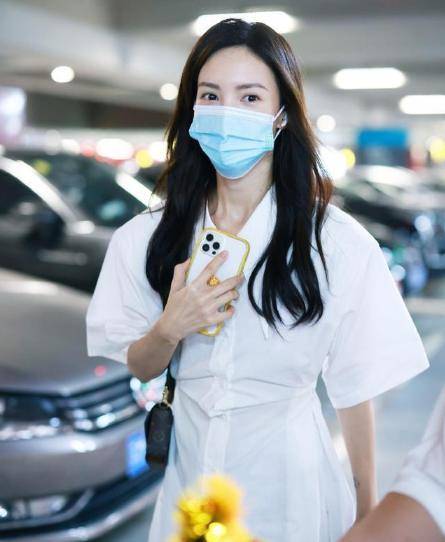 曲线|金晨真是瘦过头，纸片身材穿衬衫玩下衣消失，双腿曲线也太细了