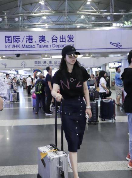 一身|赵薇出门真接地气,一身休闲配军绿棒球帽,时尚舒适还显瘦