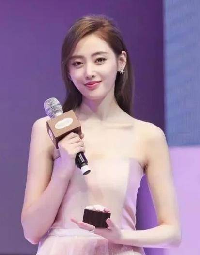 张天|张天爱的肉肉太懂事,身材匀称却有料,一袭透视纱裙秀出好曲线