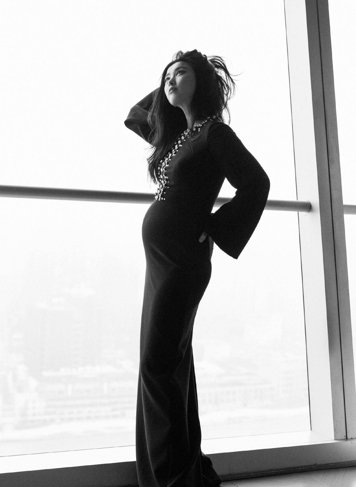 曲线|朱珠孕期超爱穿小黑裙，显瘦又优雅，挺着大肚子也依旧美丽