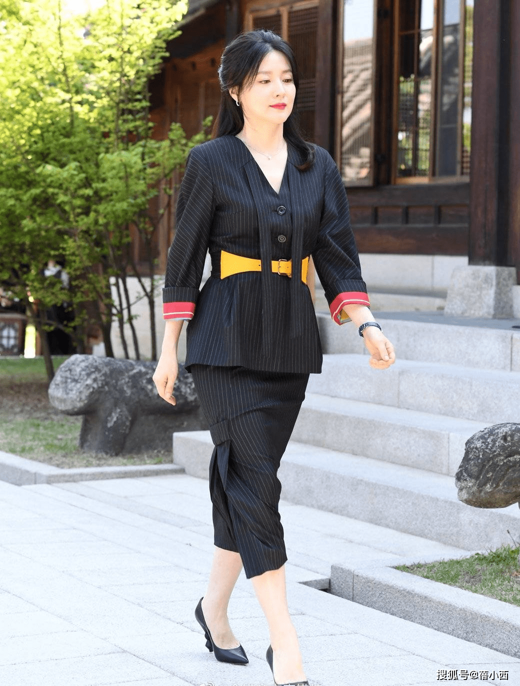 显得|“李英爱”根本无需刻意打扮，简单穿衬衫配锥形裤，就自带高级感