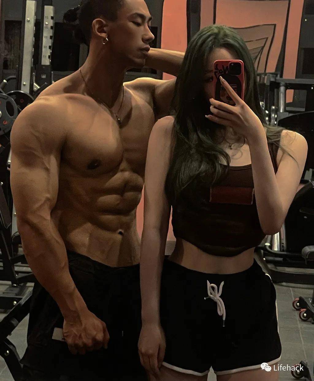 训练|国产27岁巨无霸撩走00后长腿小女友，网友：野兽与美女