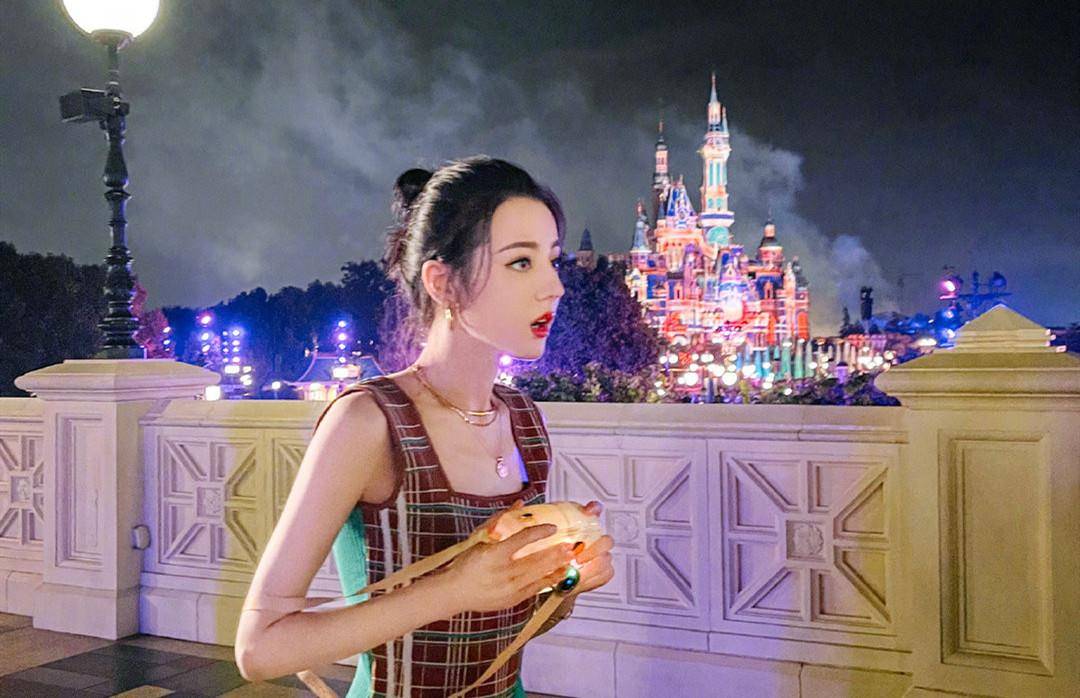 迪丽热巴|迪丽热巴游迪士尼，穿“儿童背心”腰细似塔尖，玩泡泡变在逃公主