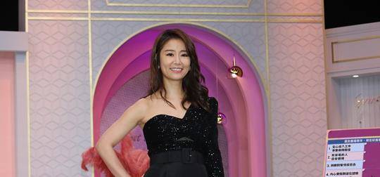 黑色|林心如气质感不在，看起来有点沧桑，全靠黑色服饰提气质