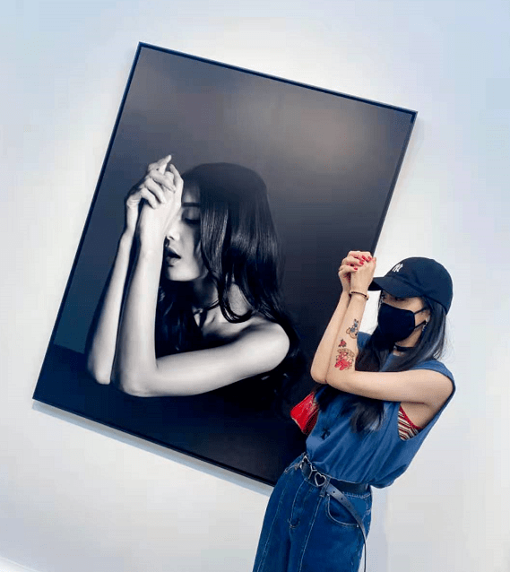 杨幂|杨幂真是带货达人!同款小女警纹身贴大火,学刘诗诗姿势拍照超萌