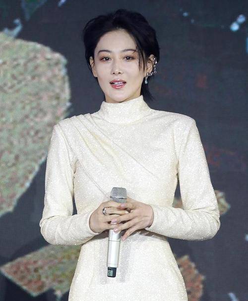 裙子|嫁给军人后，张馨予变得越来越帅了，化浓妆看着好酷炫