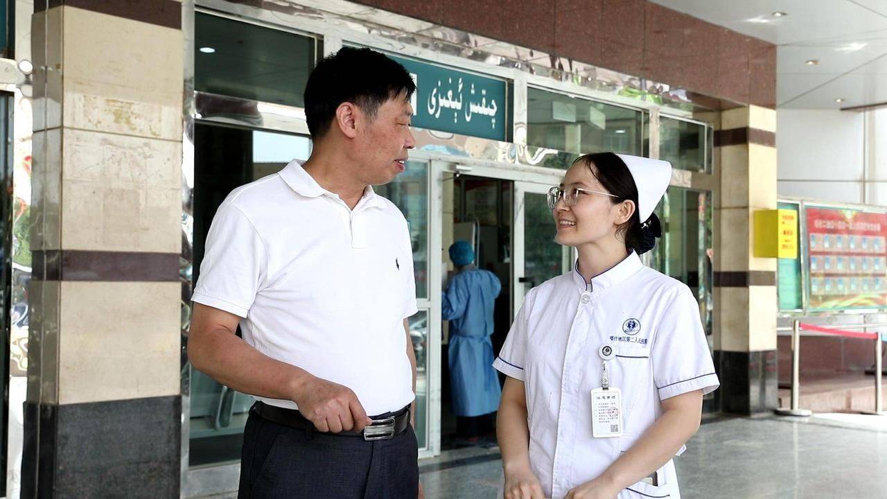 汉铁高级中学校长毛晓峰表示,十年来,汉铁高中把办好新疆班作为一项