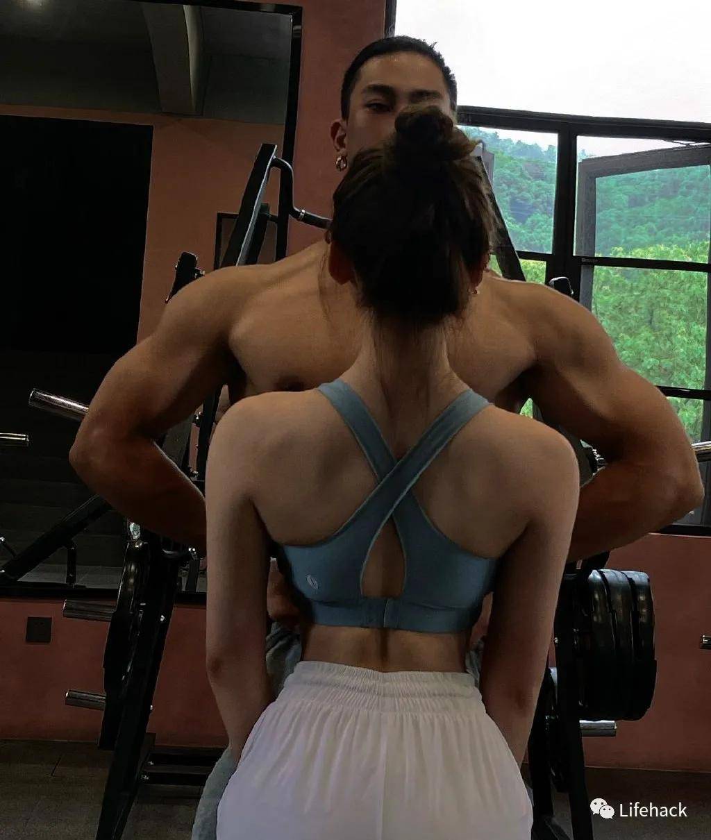 训练|国产27岁巨无霸撩走00后长腿小女友，网友：野兽与美女