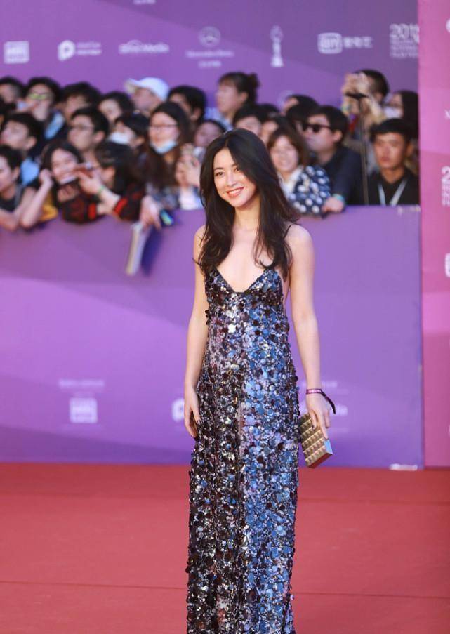 身材|朱珠真挺放得开，一袭吊带露背装好撩人，真让人移不开眼