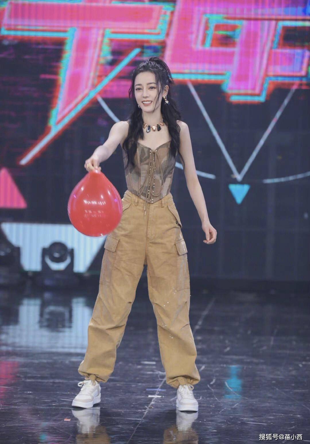 黑色|迪丽热巴才是“人间尤物”,168高穿吊带羽毛裙,玉女身材太抢镜