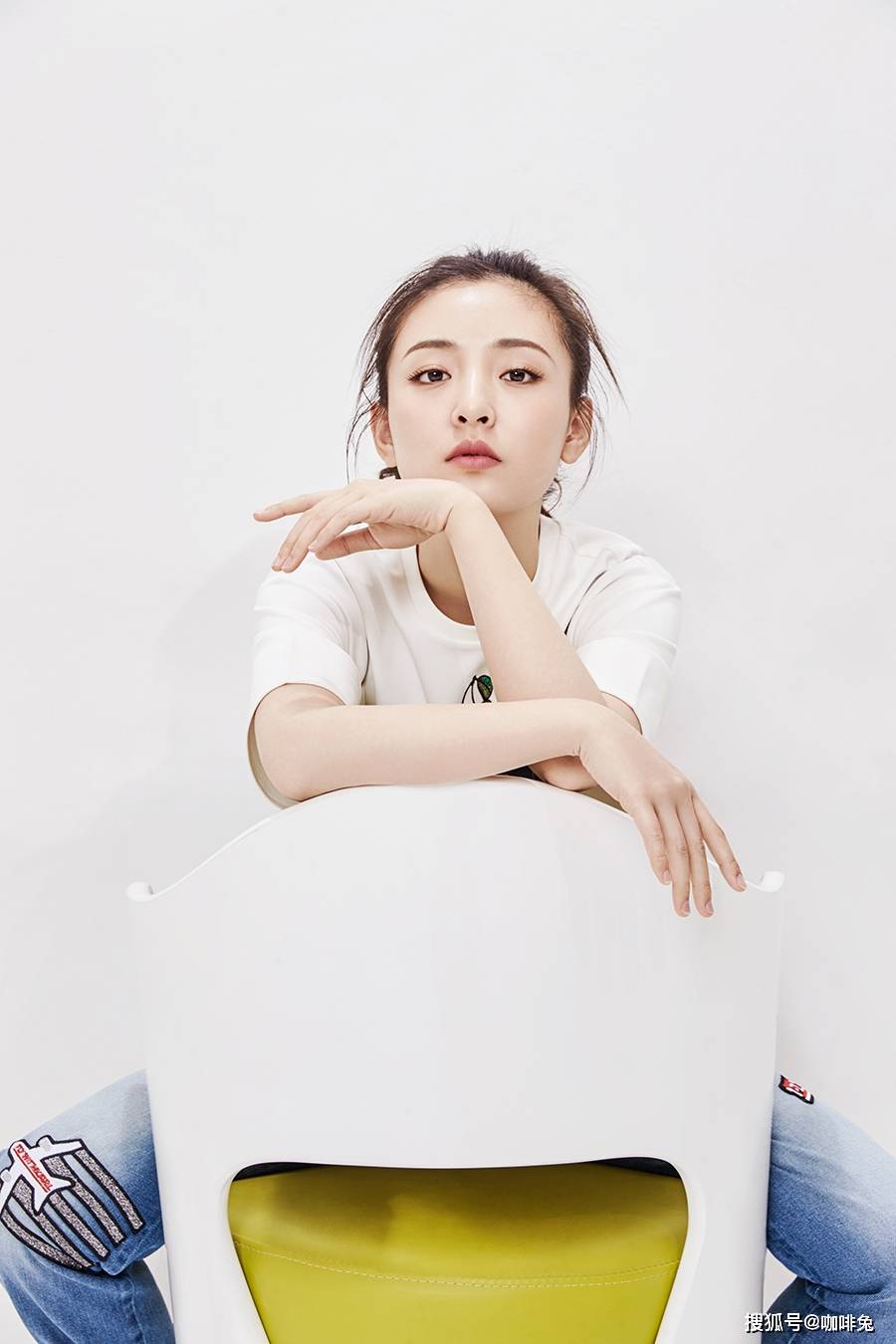 阳光|吴倩的时尚潮流时刻，满满的全是当代少女的气息，尽显阳光姿态