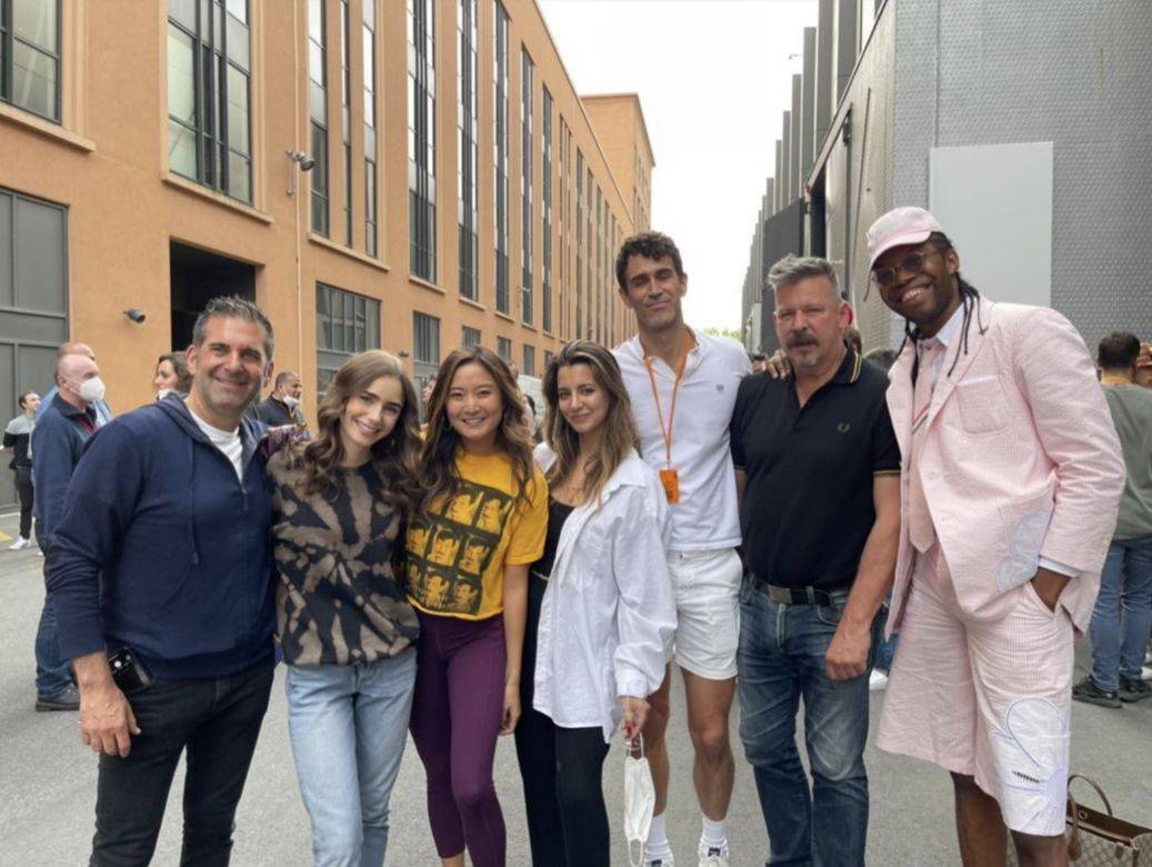 Collins|Lily Collins《 Emily in Paris2》穿什么？第二季剧情造型抢先看