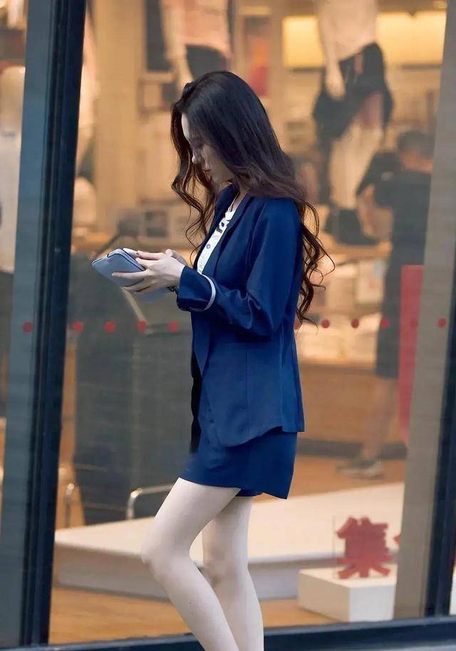 黑色|卡其色背带裤搭配黑色凉鞋，是时尚优雅的穿搭