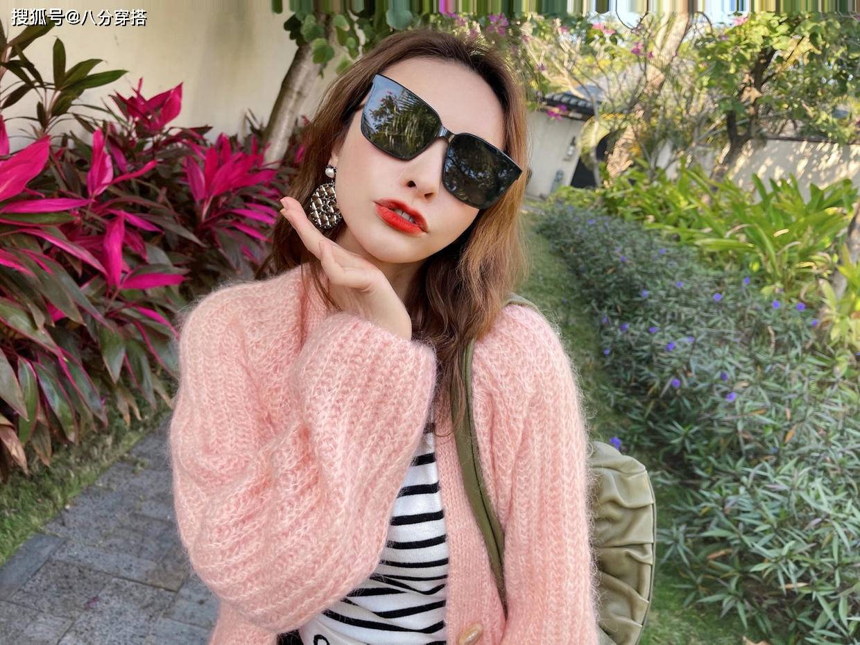 条纹|吴昕太会“扮嫩”，条纹背心搭配粉色针织开衫温柔甜美，减龄俏皮