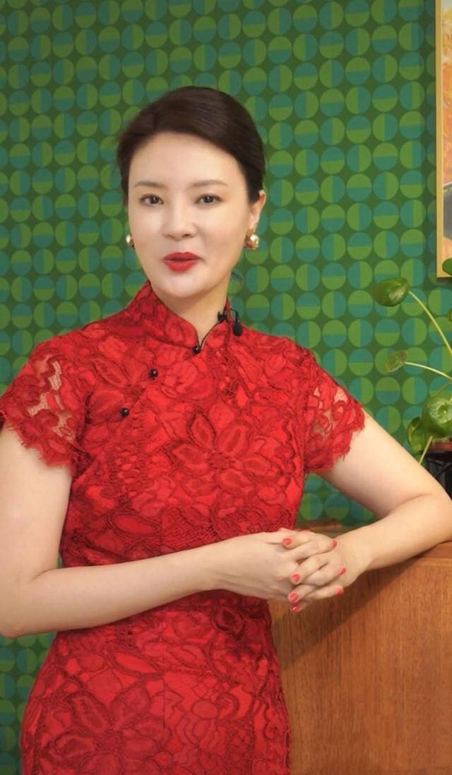 原创刘芳菲气质真出色,穿"中国红"旗袍优雅大气,尽显东方女人韵味