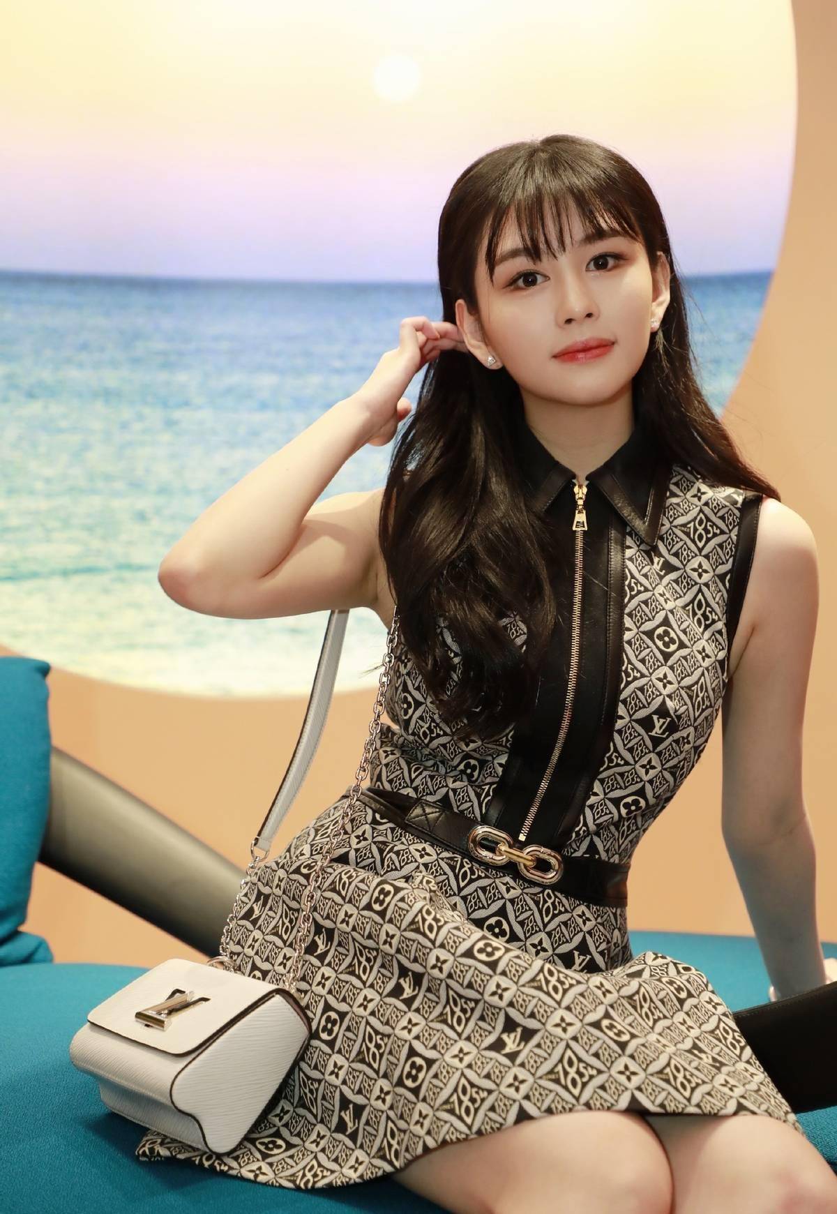 设计|青出于蓝胜于蓝，邱淑贞女儿晒美照，名媛风打扮比妈妈还要时尚