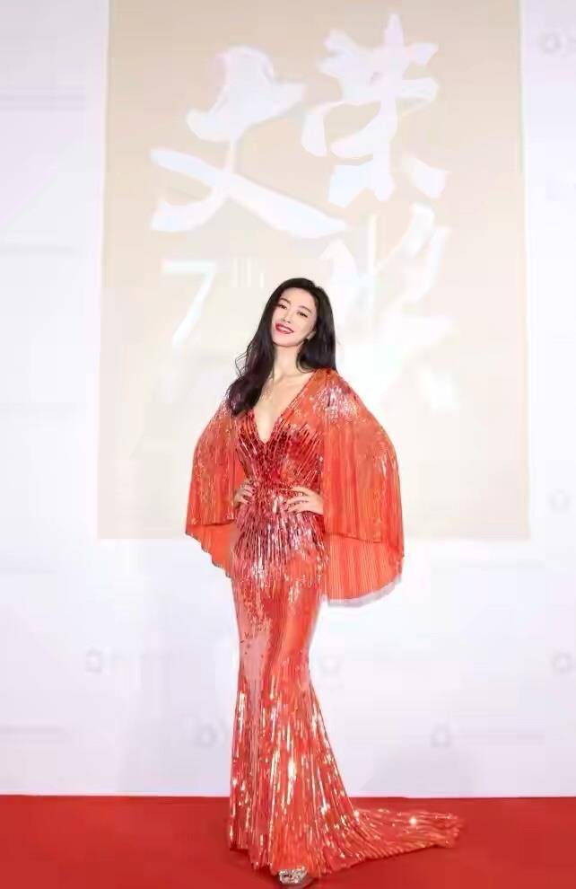 一身|朱珠婚前放得开，穿一身“亮片睡袍”风情万种，身材连女生都羡慕