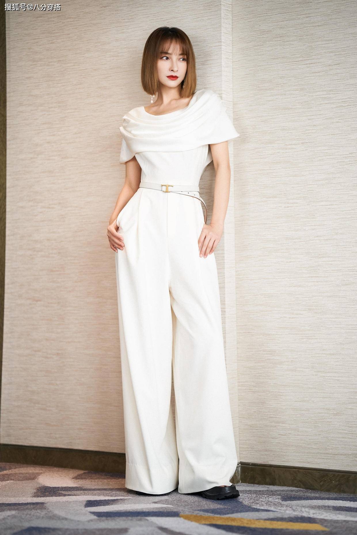 条纹|吴昕太会“扮嫩”，条纹背心搭配粉色针织开衫温柔甜美，减龄俏皮