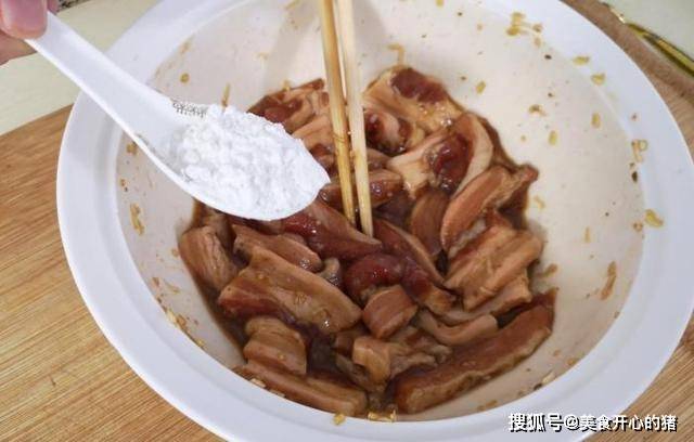 做法|五花肉还有这种吃法，一咬嘎嘣脆，做法简单，一次2斤不够吃