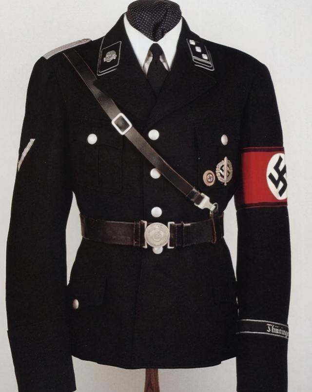 且是由德国国防部提供的,其要求打造一套黑色的党卫队服装,且唯一的