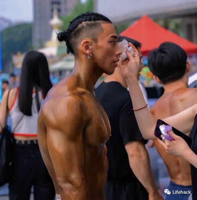 训练|国产27岁巨无霸撩走00后长腿小女友，网友：野兽与美女