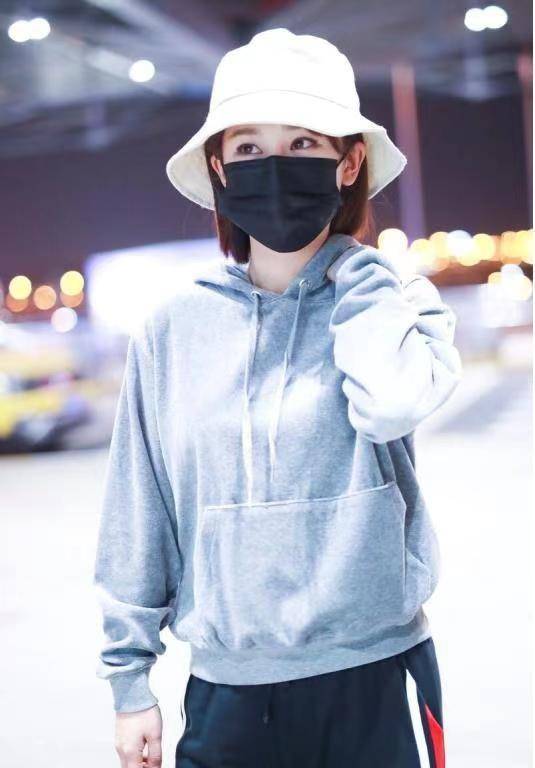 卫衣|杨紫私服比礼服造型更减龄，灰色卫衣配阔腿裤休闲舒适，青春靓丽