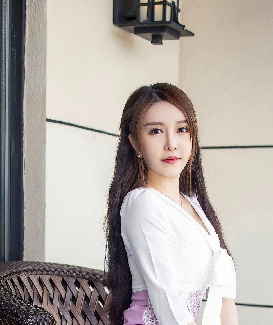 身材|女生都钟情于牛仔裤，搭配无袖针织衫，休闲有型美丽又成熟