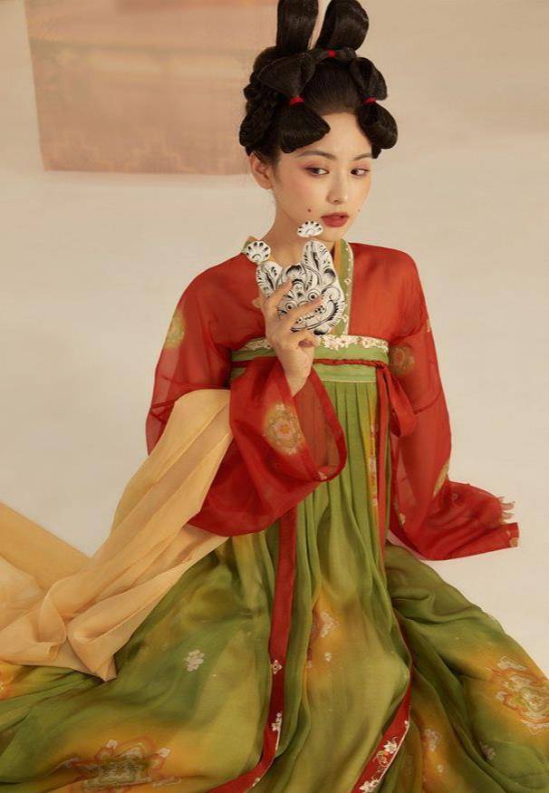 什么|别再误解“红配绿”了！瞧瞧“唐宫夜宴”联名款汉服，古典又惊艳