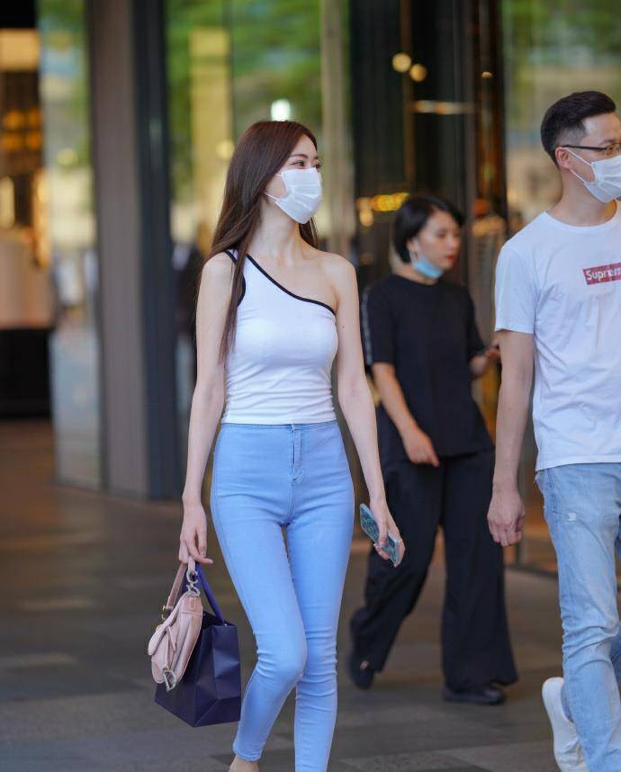 显得|穿铅笔裤美不美？搭配“露肩衣”试试，造型会告诉你答案！