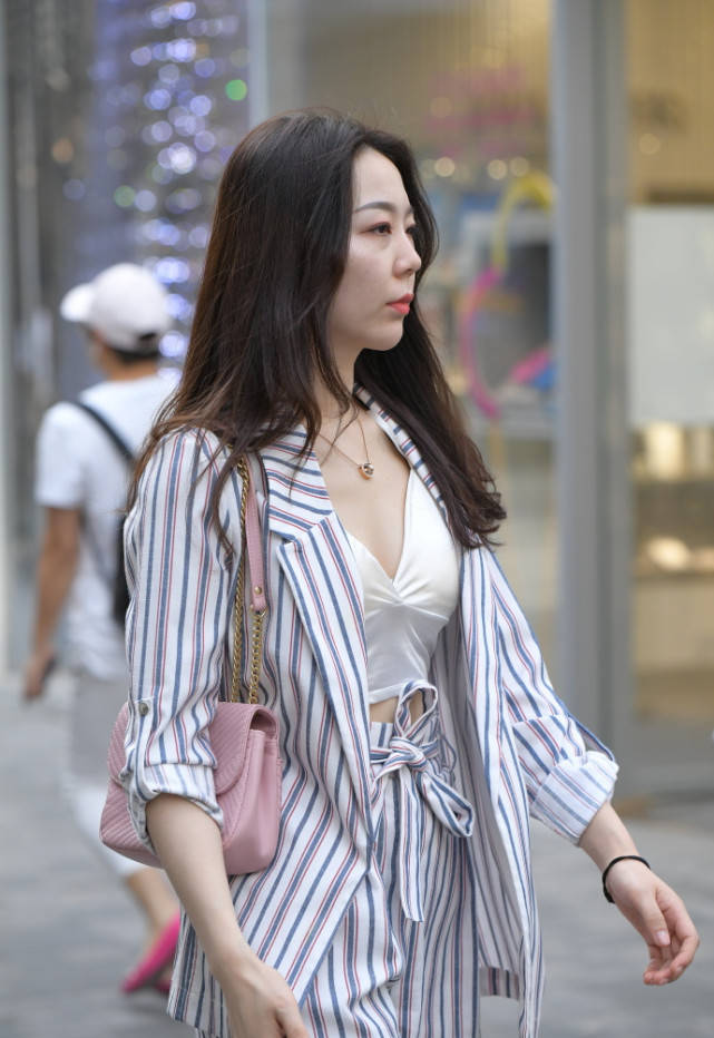 小高|气质女生的通勤装，简单又有魅力，好似“仙女”般出尘！