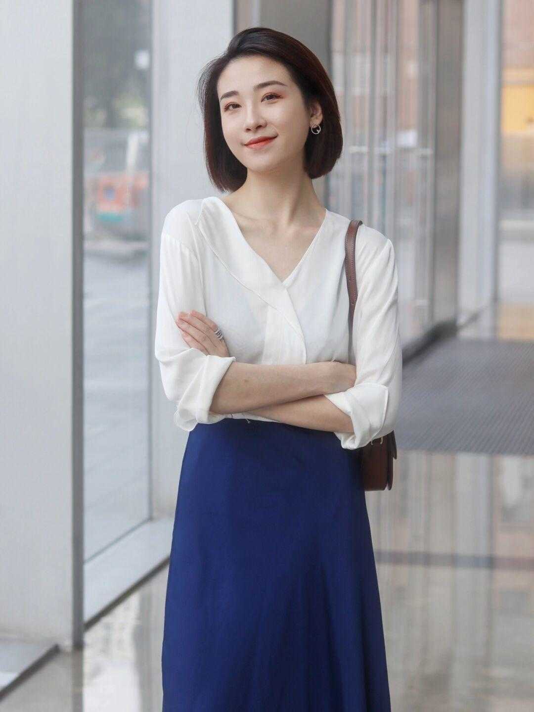 颜色|文静简约成熟的搭配，适合上班穿，也适合出门逛街，百搭不挑人哦