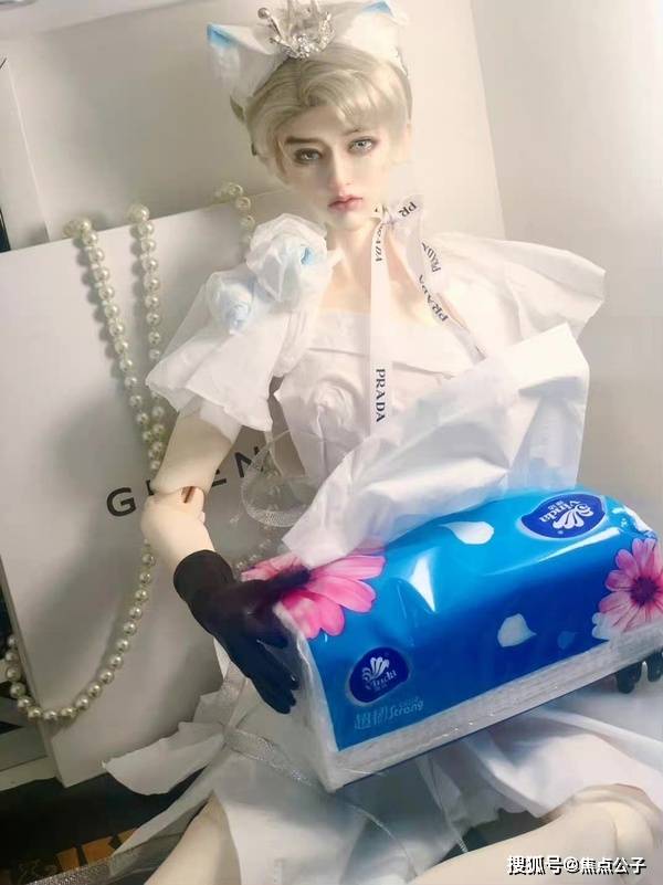 网友|人均高级设计师？蔡徐坤粉丝用纸巾做婚纱，追星也要内卷了吗？