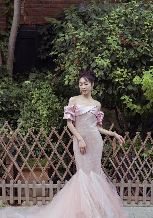 设计|宣璐不穿古装也惊艳，穿一袭粉裙大胆露肩，戏里戏外都这么甜