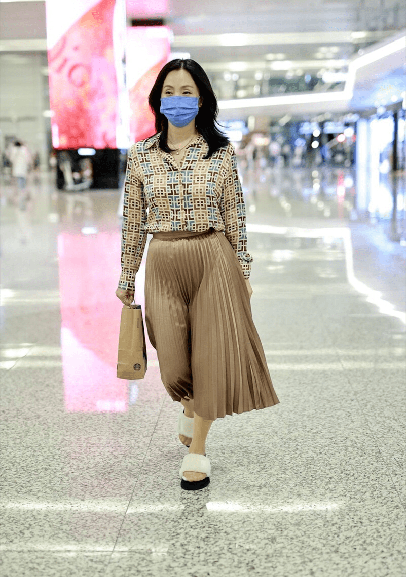 身材|陶虹人到中年好会穿，衬衫配百褶裙好优雅，但丝袜配凉鞋看不懂