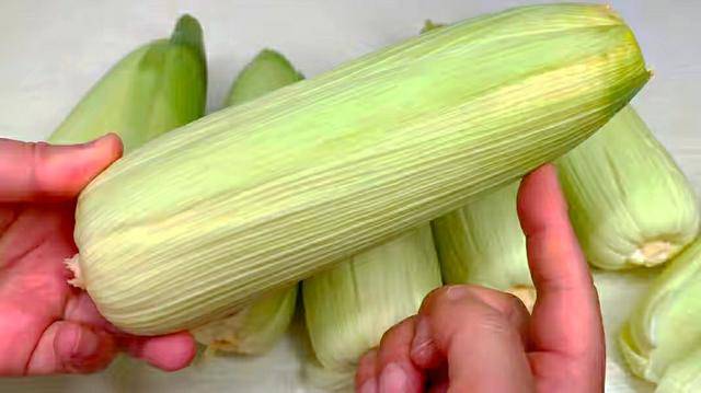 做法|煮玉米,用清水是“外行”,多加这2种调料,玉米个个香甜又软糯