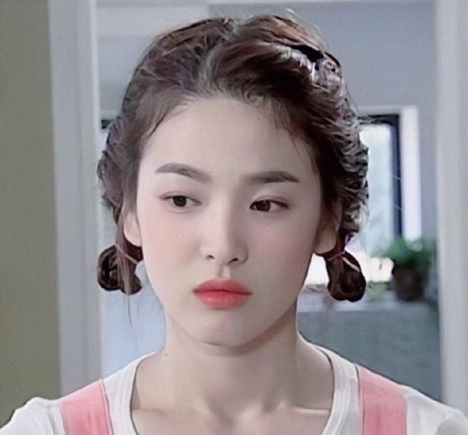 职场|“国民女神”宋慧乔最新写真，扎麻花辫少女感十足，重回18岁