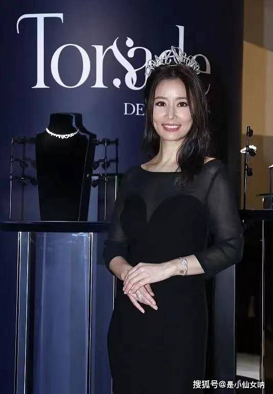 黑色|45岁林心如怀二胎?罕亮相全程抚摸小腹,穿礼服腰身圆润胖得多