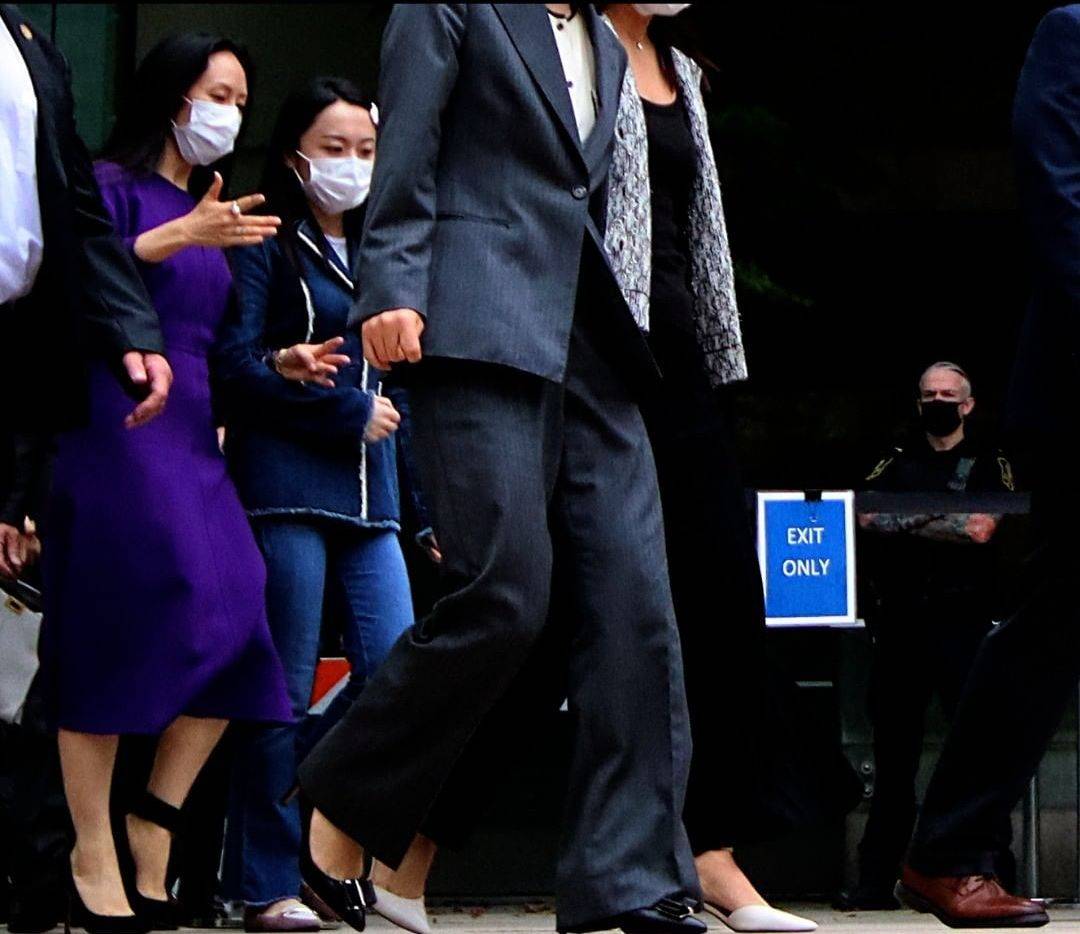 设计|孟晚舟结束审理！最后一次穿忧郁紫色长裙出庭，表情严肃惹人心疼