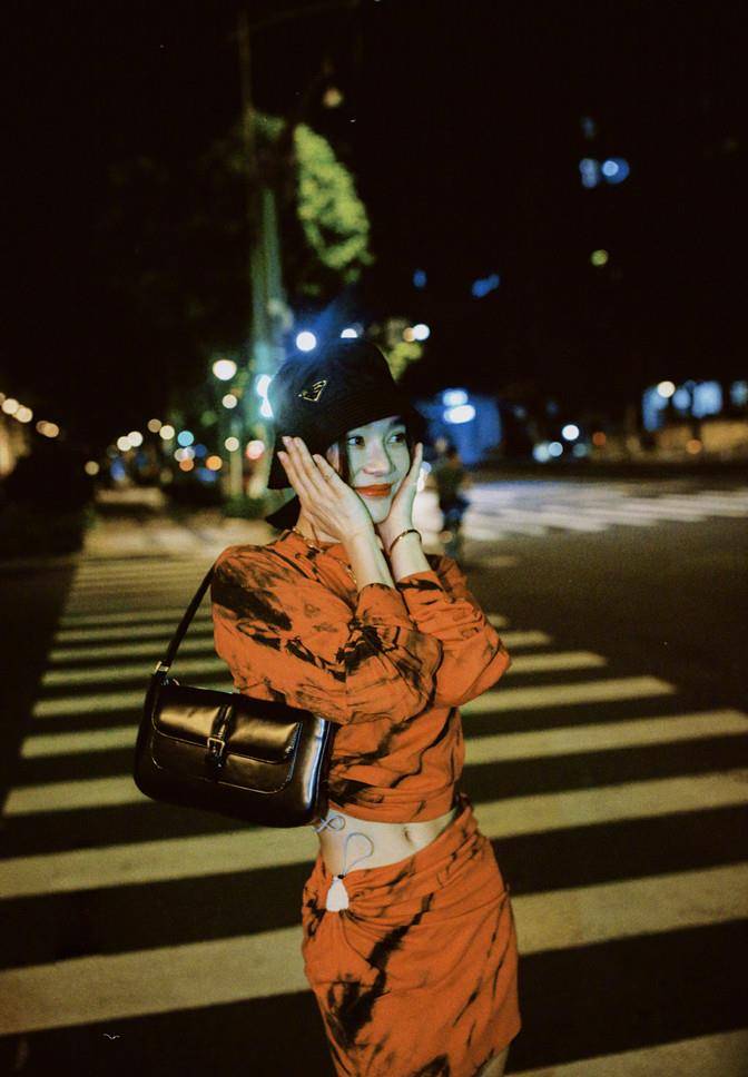 斑马线|袁姗姗深夜压马路,浓妆艳抹穿露脐装走斑马线,身材火辣就是不红