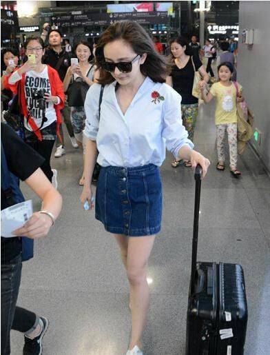 中性|“少女感”给杨幂太多自信，紧身牛仔裙都敢穿，但过膝长靴最抢镜