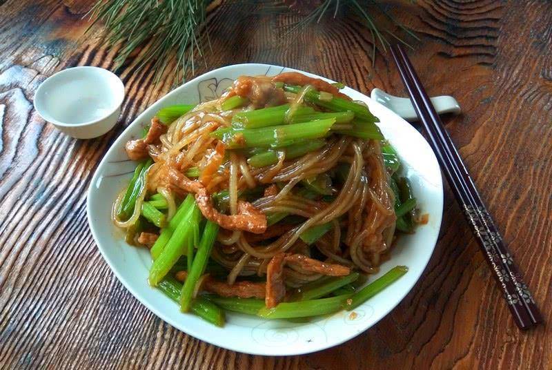 怎么炒芹菜粉条好吃又简单 6c5f6418cf6c405db37b21992f622da0.jpeg