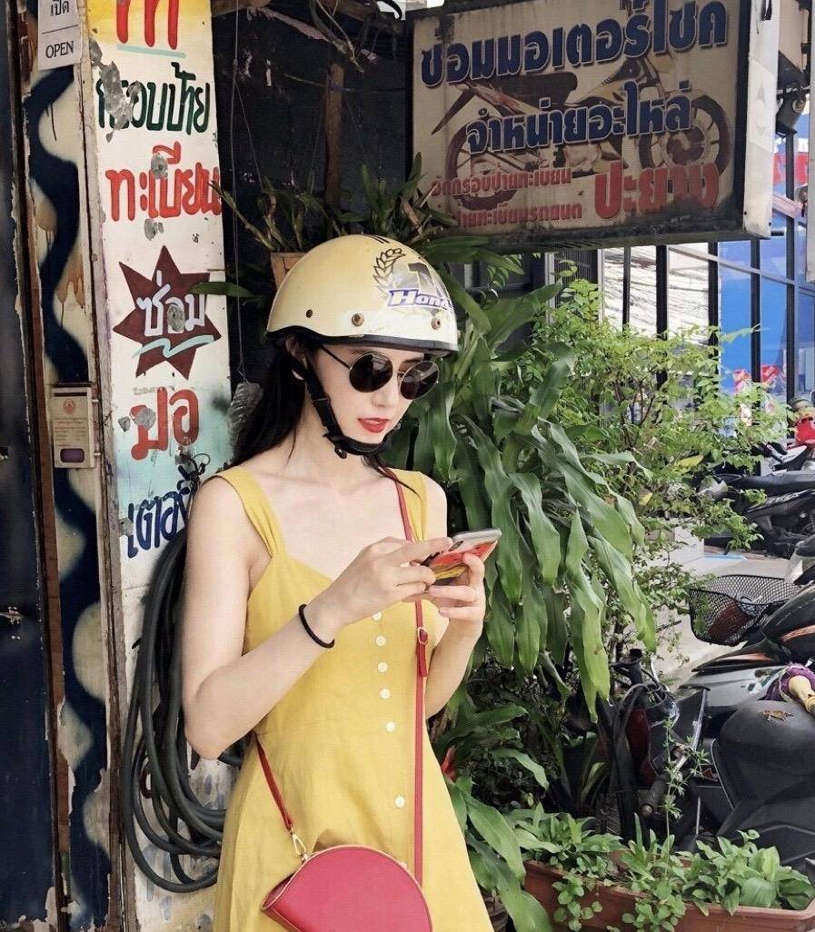 大气|高圆圆出席某活动,一身白色斜肩礼服简约时尚,气质优雅