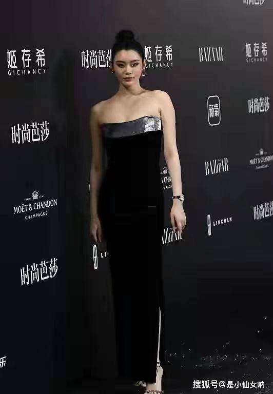 黑色|45岁林心如怀二胎?罕亮相全程抚摸小腹,穿礼服腰身圆润胖得多
