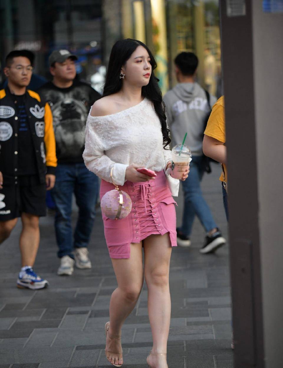 线条美|女性显身材的搭配，包臀裙配蕾丝衫，修身好看又优雅有气质