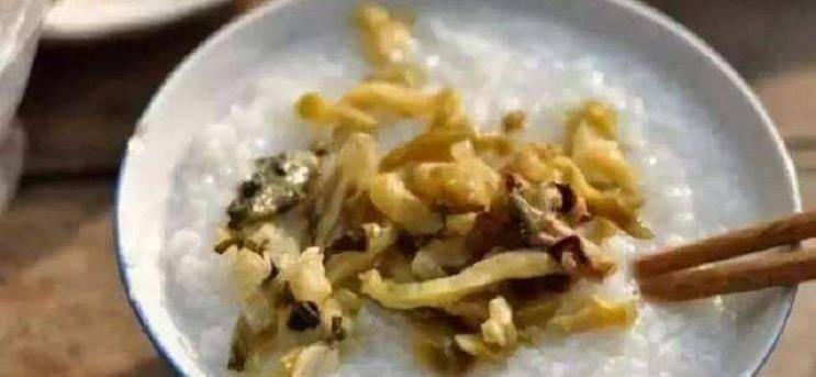 因为|早餐尽量少吃的4种食物，比方便面伤胃，最后一种多吃伤害胃粘膜