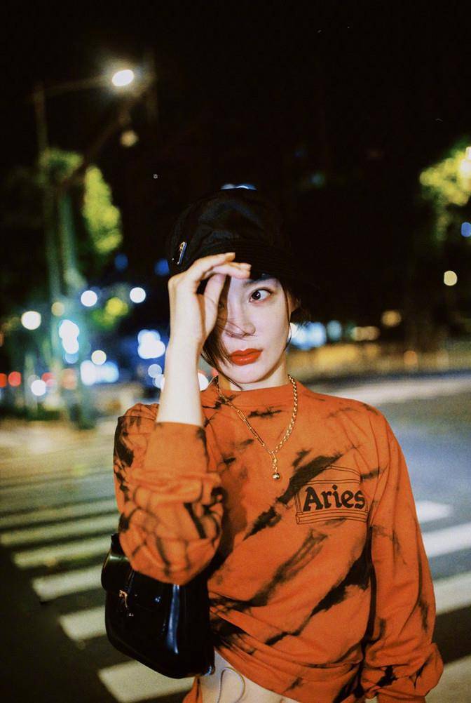 斑马线|袁姗姗深夜压马路,浓妆艳抹穿露脐装走斑马线,身材火辣就是不红